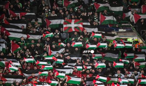 Para pendukung Celtic kembali mengibarkan bendera Palestina saat mendukung timnya melawan Atletico Madrid di Liga Champions.