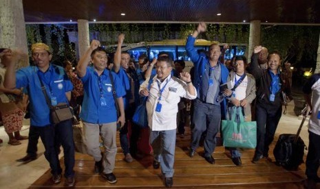 Para pendukung Kandidat Ketua Umum PAN Zulkifli Hasan tiba di kawasan Nusa Dua, Bali, Jumat (27/2). 