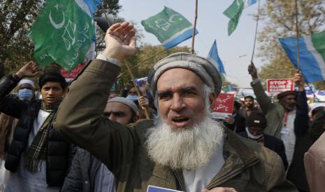 Para pendukung kelompok agama Pakistan Jamaat-e-Islami meneriakkan slogan-slogan anti India selama unjuk rasa untuk memperingati Hari Solidaritas Kashmir di Lahore, Pakistan, Jumat, 5 Februari 2021. Kepemimpinan politik dan militer Pakistan pada hari Jumat menandai hari tahunan Solidaritas bersama Kashmir, bersumpah untuk melanjutkan dukungan politik bagi mereka yang tinggal di bagian Kashmir yang dikuasai India dan untuk solusi atas status wilayah yang disengketakan sesuai dengan resolusi PBB. 