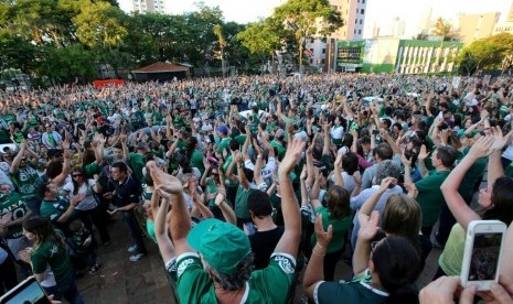 Para pendukung klub Chapecoense berkumpul di kota Chapeco, Selasa (29/11), untuk memberikan penghormatan kepada pemain tim kesayangan mereka yang meninggal dalam kecelakaan pesawat.