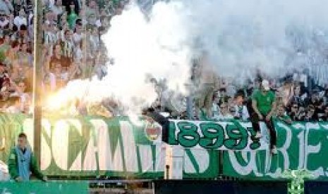 Para pendukung klub Hungaria, Ferencvaros.