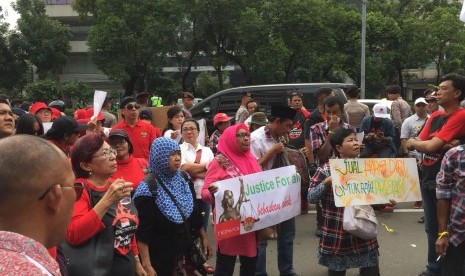 Para pendukung mantan Gubernur DKI Jakarta, Basuki Tjahaja Purnama alias Ahok di depan Pengadilan Negeri Jakarta Pusat, Senin (26/2).