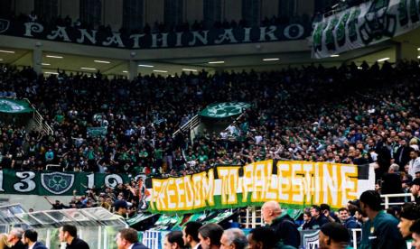 Para pendukung Panathinaikos membentangkan spanduk bertuliskan 