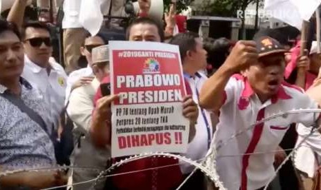 Para pendukung pasangan capres dan cawapres Prabowo Subianto dan Sandiaga Uno di kawasan KPU, Jakarta Pusat