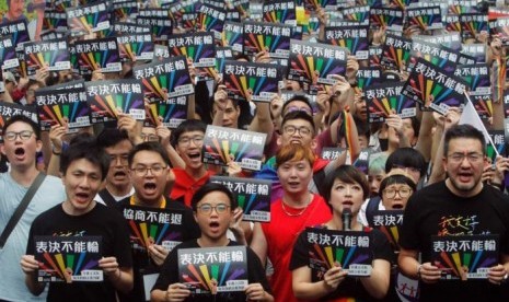 Para pendukung pernikahan sesama jenis berkumpul di Taipei, Taiwan.  