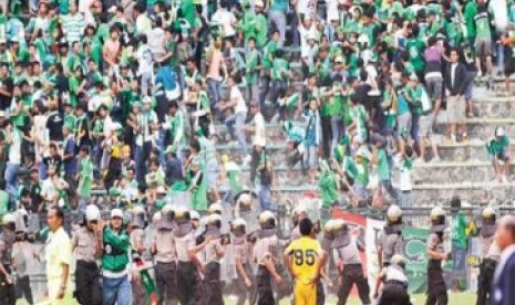 Para pendukung Persebaya, Bonekmania.