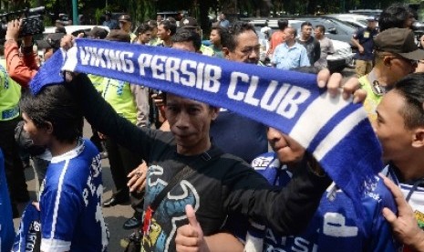 Para pendukung Persib Bandung, Bobotoh di Gelora Bung Karno, Ahad (18/10).