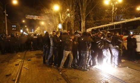 Para pendukung pro-Ukraina terlibat bentrok dengan pendukung di Kota Donetsk.