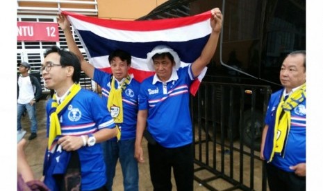 Para pendukung Thailand di Stadion Pakansari, Rabu (14/12).