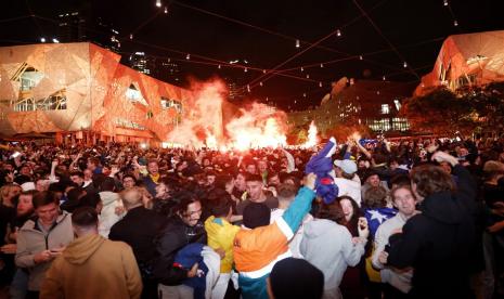 Para pendukung timnas Australia memenuhi Federation Square di Melbourne, Australia pada Kamis (1/11/2022) WIB. Mereka melakukan selebrasi ketika negaranya memastikan lolos ke babak 16 besar Piala Dunia 2022 Qatar usai mengalahkan Denmark 1-0.