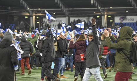 Para pendukung timnas Finlandia memasuki lapangan usai tim kesayangan mereka mencetak sejarah lolos ke putaran final Euro 2020.