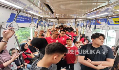 Para pendukung timnas Indonesia menggunakan fasilitas gratis MRT dengan menggunakan barcode tiket laga timnas Indonesia vs Jepang, Jumat (15/11/2024)