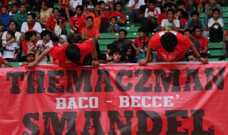 Para pendukung timnas Indonesia terus memberikan semangat pada Bambang Pamungkas cs, di Stadion Utama Gelora Bung Karno, Jakarta, Sabtu (17/11). (ROL/Fafa)