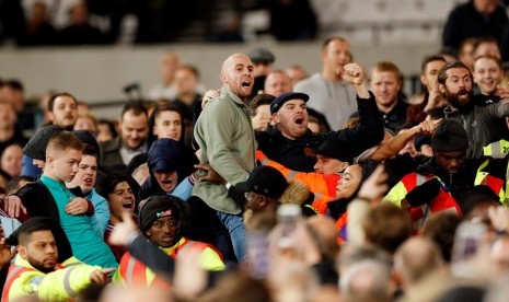 Para pendukung West Ham United berteriakke arah para fan Chelsea.