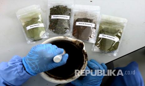 Para peneliti dari Lembaga Ilmu Pengetahuan Indonesia (LIPI) melakukan proses ekstraksi saat uji laboratorium penemuan obat herbal untuk penyembuhan COVID-19 dan penghambatan pertumbuhan virus corona di Pusat Penelitian Kimia LIPI di Banten, Indonesia pada Jumat 8 Mei 2020. Madagaskar klaim temukan obat herbal untuk Covid-19. Ilustrasi.