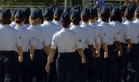 Para penerbang perempuan berbaris dalam upacara wisuda di Lackland Air Force Base di San Antonio (Foto: dok). Beberapa instruktur di salah satu pusat pelatihan militer terbesar di AS ini didakwa terlibat skandal pelecehan seksual.