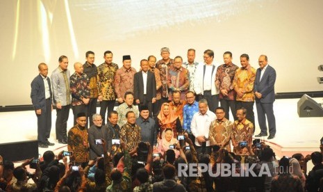 Para penerima anugerah Tokoh Perubahan Republika 2018 bersama tamu undangan berfoto bersama saat acara malam Anugerah Tokoh Perubahan 2018 di Jakarta, Rabu (24/4) malam.