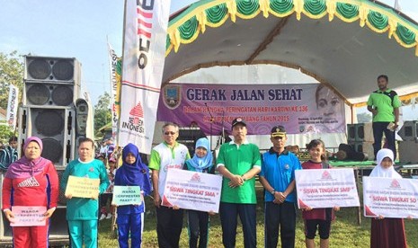  Para penerima bantuan dari PT Semen Indonesia, berfoto bersama bupati dan pejabat PT Semen Indonesia