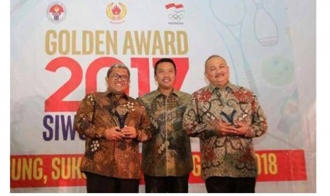 Para penerima Golden Award 2017 Gubernur Jawa Barat Ahmad Heryawan (kiri), Menpora Imam Nahrawi (tengah) dan Gubernur Sumatra Selatan Alex Noerdin.