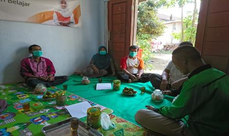 Para penerima manfaat dan calon penerima program ternak berdaya di lingkungan Sroyo mendapatkan edukasi dari Rumah Zakat terkait pemeliharaan kambing. Hal ini bertujuan agar penerima manfaat mendapat wawasan yang lebih baik.