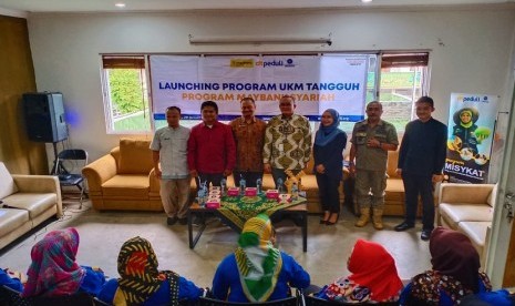 Para penerima manfaat program Tangguh yang dilaunching Maybank Syariah adalah anggota binaan DT Peduli Bandung