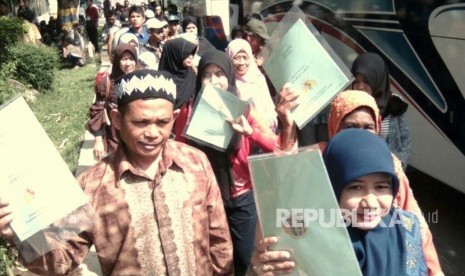 Para penerima sertifikat pada acara pembagian 10000 sertifikat tanah di Pemkab Bandung, Soreang, Kabupaten Bandung, Senin (4/12).