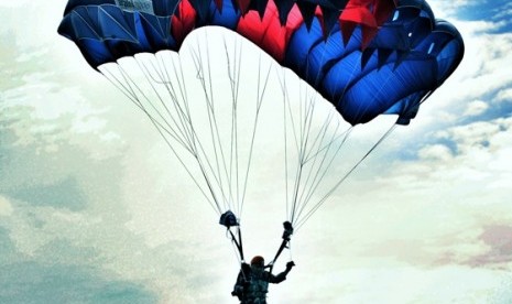 Para penerjun ini melakukan free fall dari ketinggian 5000ft.