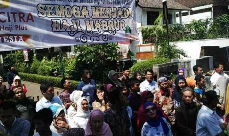 Para pengantar calon haji yang akan berangkat ke Tanah Suci 