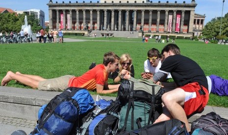 Para pengelana backpacker sedang menikmati suasana Berlin, Jerman.