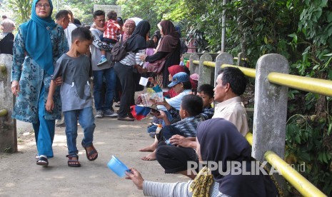 Para pengemis meminta sedekah di Tempat Pemakaman Umum (TPU) Cikutra, Kota Bandung, Kamis (6/6).