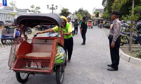 Para pengemudi betor saat mengeluarkan becak motornya dari kompleks Kepatihan Yogyakarta. 