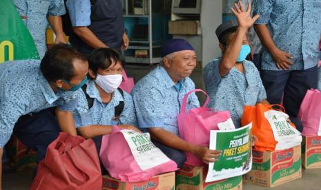 Para pengemudi ojek online, pedagang asongan, supir taksi, pemulung, sopir angkot hingga tukang parkir menjadi sasaran pembagian akibat wabah Covid-19 (ilustrasi) 