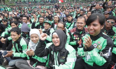 Para pengemudi perempuan ikut serta pada aksi ribuan pengemudi transportasi berbasis aplikasi online di depan Gedung Sate, Kota Bandung, Senin (16/10).