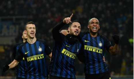 Para penggawa Inter Milan merayakan gol ke gawang Pescara, dalam lanjutan Serie A, Ahad (29/1).