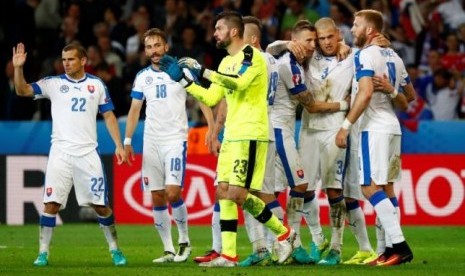 Para penggawa timnas Slovakia merayakan kemenangan 2-1 atas Rusia di laga lanjutan grup B Piala Eropa 2016, Rabu (15/6).