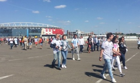 Para penggemar Lionel Messi memberikan dukungan untuk Argentina di Stadion Spartak, Moskow, Rusia, Sabtu (16/6).