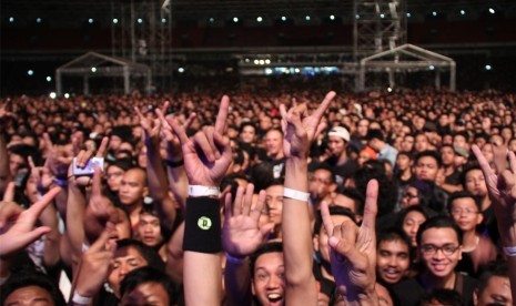 Para penggemar Metallica yang memadati Gelora Bung Karno (GBK), menanti penampilan James Hatfield cs, Minggu (25/8).