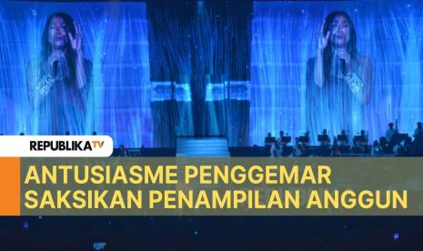 Para penggemar sangat antusias dengan konser Anggun. 