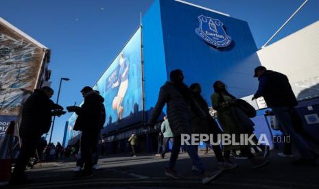 Para penggemar tiba di Goodison Park menjelang pertandingan sepak bola Liga Primer Inggris antara Everton FC dan Liverpool FC di Goodison Park, Liverpool, 24 April 2024. Everton akan kembali menjamu Liverpool dalam derby Merseyside Liga Primer Inggris 2024/2025 di Goodison Park pada Kamis (13/2/2024) dini hari WIB.  Ini akan jadi derby Merseyside terakhir di Goodison Park karena Everton akan memakai Stadion Bramley Moore yang berkapasitas 52.888 orang pada musim depan.