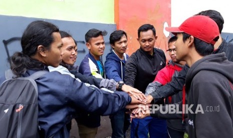 Para penggiat alam di Sukabumi yang bersiap mendaki 14 puncak gunung di Jawa Barat dalam waktu 104 jam dalam rangka memperingati hari jadi Kota Sukabumi ke-104, Jumat (9/3).