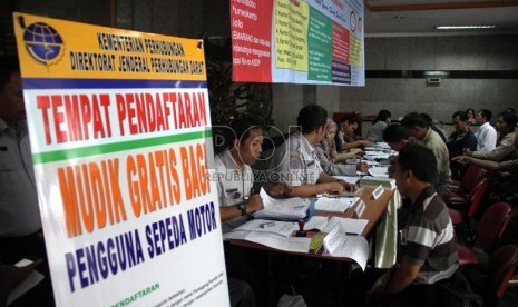  Para pengguna sepeda motor mendaftar mudik gratis di Kementerian Perhubungan, Jakarta, Kamis (18/7).    (Republika/ Yasin Habibi)