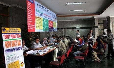  Para pengguna sepeda motor mendaftar mudik gratis di Kementerian Perhubungan, Jakarta, Kamis (18/7).    (Republika/ Yasin Habibi)