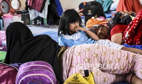 Para pengungsi akibat banjir Sungai Citarum menempati Aula Desa Dayeuhkolot, Kecamatan Dayeuhkolot, Kabupaten Bandung 