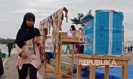 Para pengungsi asal Palestina yang berjualan di halaman Stadion Pakansari, Kabupaten Bogor, Rabu (16/1). 