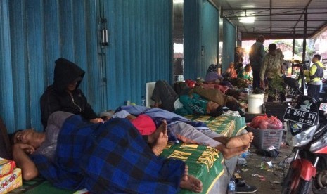 Para pengungsi korban tsunami tidur di teras pertokoan di Desa Labuan, Kecamatan Labuan, Kabupaten Pandeglang, Banten, Senin (24/12).