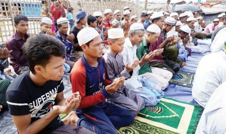 Para pengungsi Rohingya di Bangladesh melaksanakan Shalat Idul Fitri di masjid kecil di kamp-kamp kumuh.