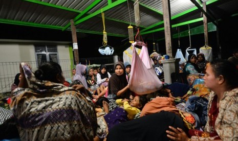  Para pengungsi tidur di masjid Jamie' di kecamatan Ulim, Pidie Jaya, Aceh, Kamis (12/8) dinihari. Mereka tidur di halaman masjid dan bagian-bagian masjid, seperti tempat wudhu.