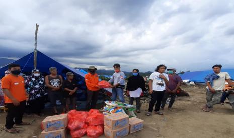 Para pengungsi yang terdampak banjir bandang di Kabupaten Luwu Timur saat ini masih menetap di tenda- tenda pengungsian walaupun beberapa hari ini hujan terus mengguyur. Karena tidak ada pilihan lain, para pengungsi harus tetap bertahan di dalam tenda yang seadanya, walaupun terkadang air sampai masuk kedalam tenda-tenda mereka.