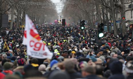 Para pengunjuk rasa berbaris selama demonstrasi menentang perubahan pensiun, Kamis, 19 Januari 2023 di Paris. Para pekerja di banyak kota Prancis turun ke jalan pada Kamis untuk menolak usulan perubahan pensiun yang akan menunda usia pensiun, di tengah hari pemogokan dan protes nasional yang dipandang sebagai ujian besar bagi Emmanuel Macron dan kepresidenannya.