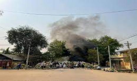 Para pengunjuk rasa berkumpul di belakang barikade selama protes menentang kudeta militer, di Monywa, Myanmar 3 April 2021 dalam foto ini yang diperoleh 